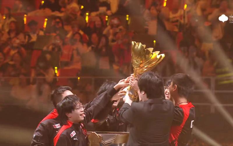 赢得春季赛的冠军 也来到了幸福的樱花结局 春天来得早，但有如温暖阳光般的粉丝应援 Gen.G的春天， 每一天都是阳光明媚的春日