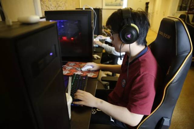 外媒爆料Faker一年工资接近800万美金，约等于GEN全队工资！